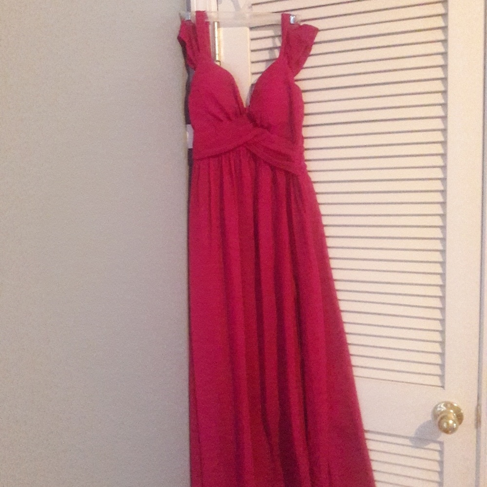 Gorgeous fuchsia flowy dress with split